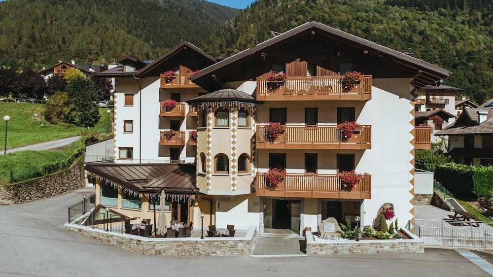 Gaia Residence Hotel Mezzana  Exteriér fotografie